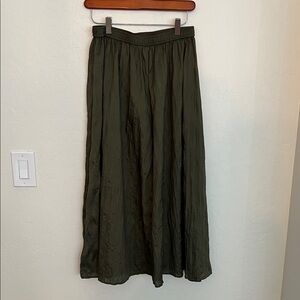 Gap olive green crinkle maxi skirt, sz xs